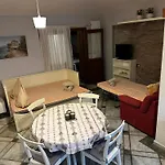 Apija Nyaraló *