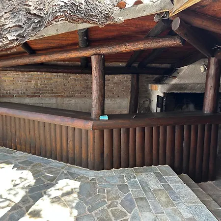 Apija Nyaraló *